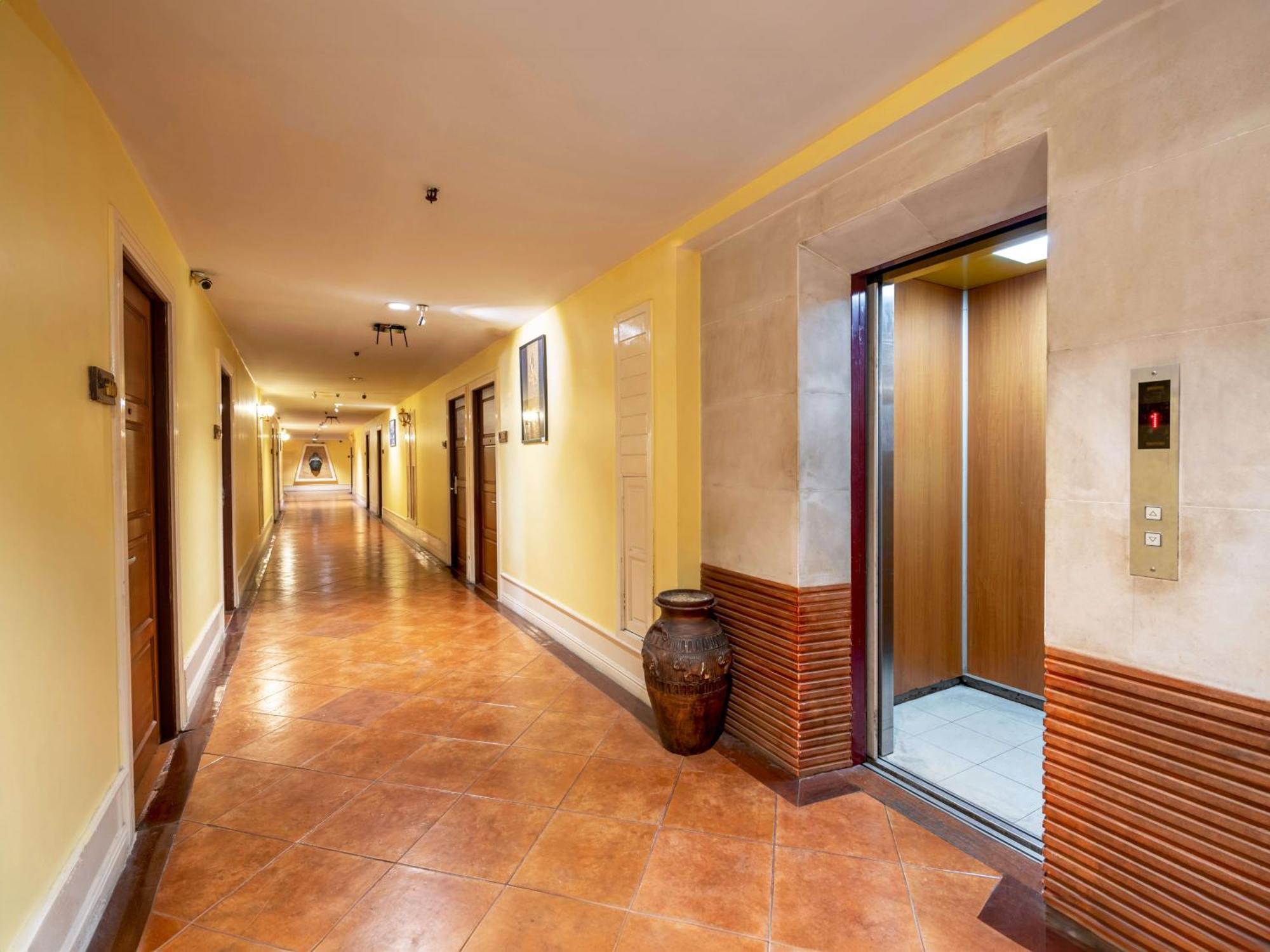 Royal Ivory Sukhumvit Nana Hotel Банкок Екстериор снимка
