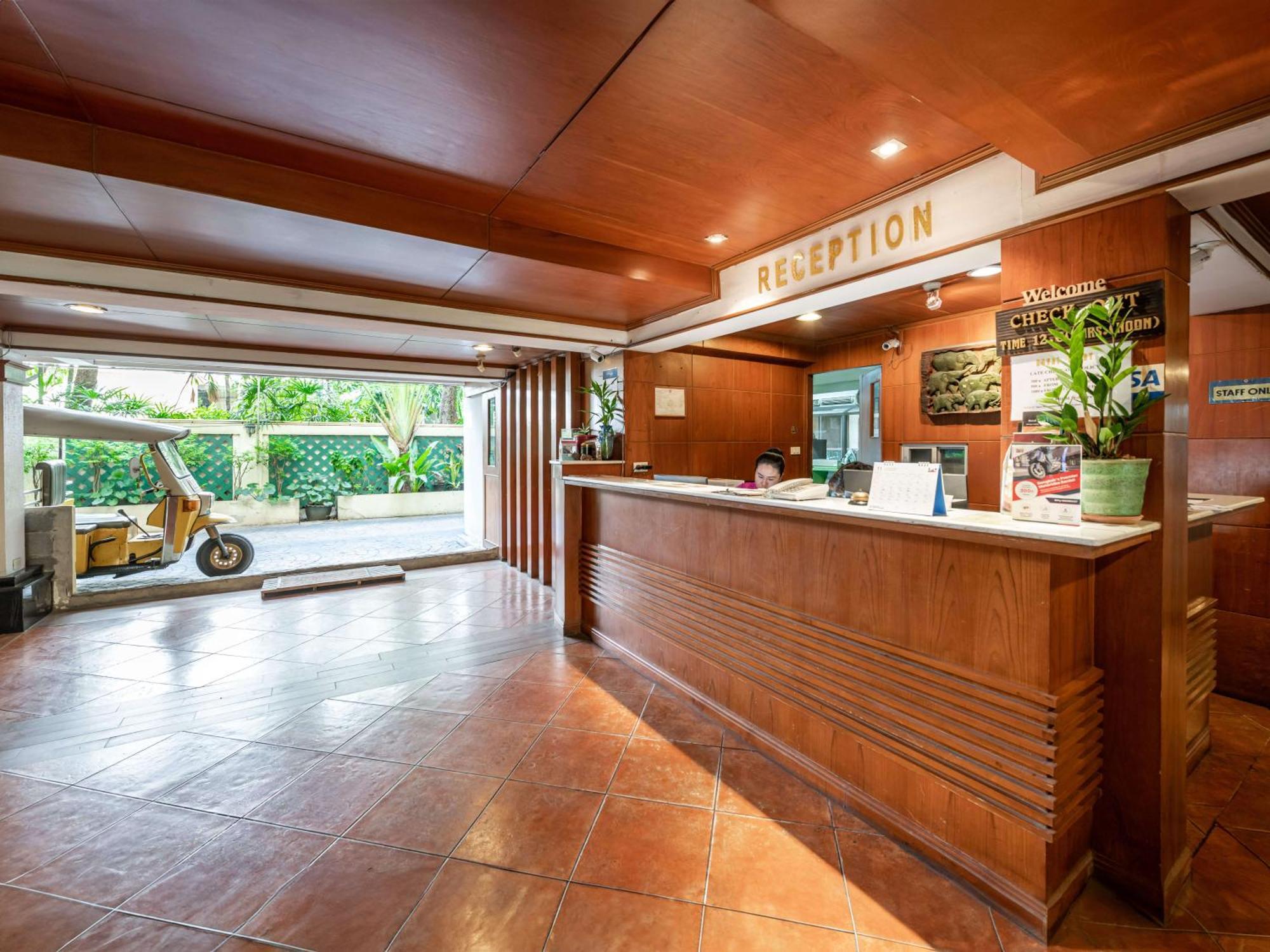 Royal Ivory Sukhumvit Nana Hotel Банкок Екстериор снимка