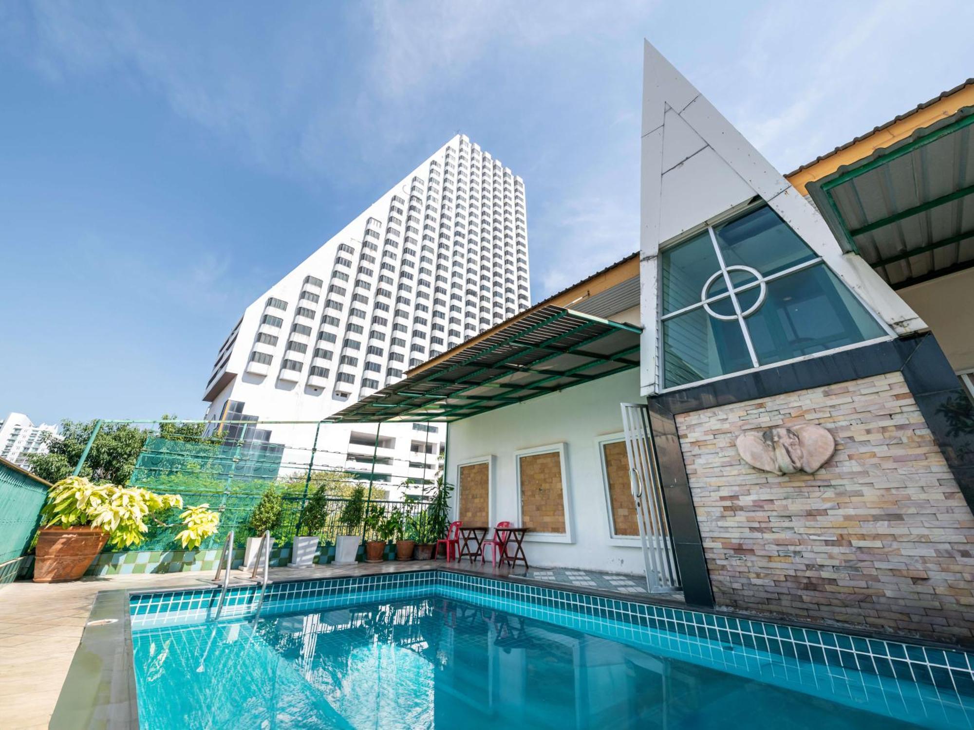 Royal Ivory Sukhumvit Nana Hotel Банкок Екстериор снимка