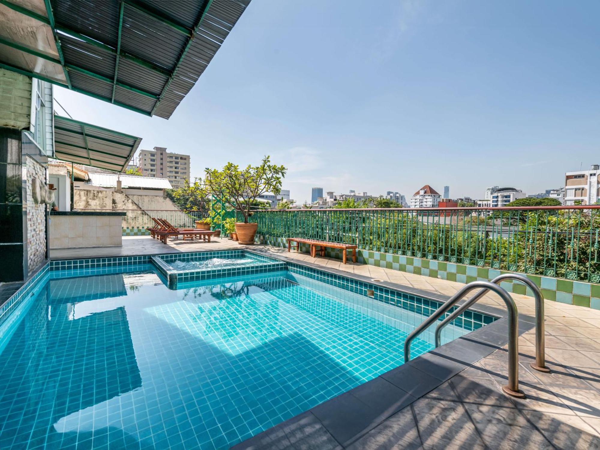 Royal Ivory Sukhumvit Nana Hotel Банкок Екстериор снимка