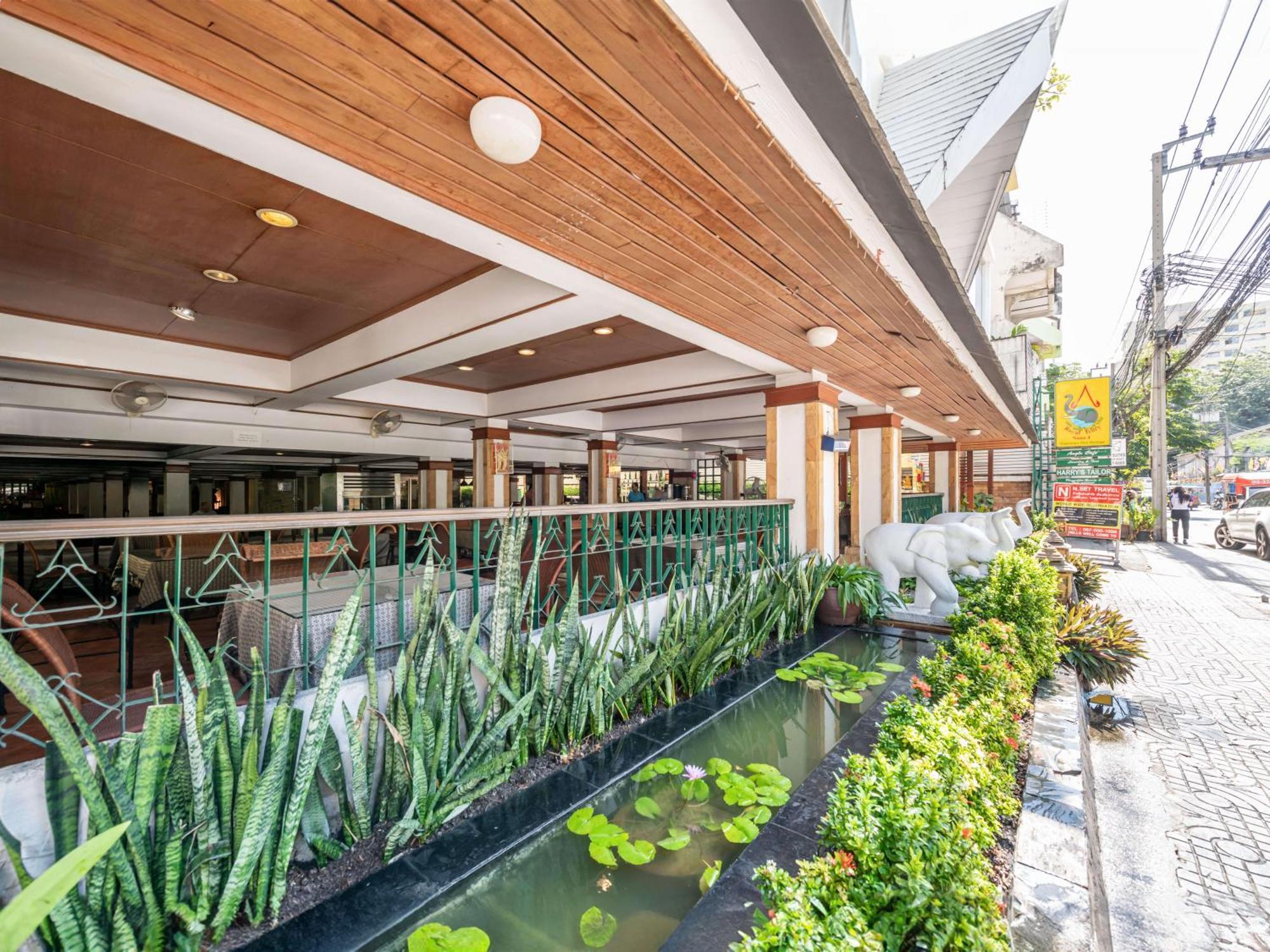 Royal Ivory Sukhumvit Nana Hotel Банкок Екстериор снимка