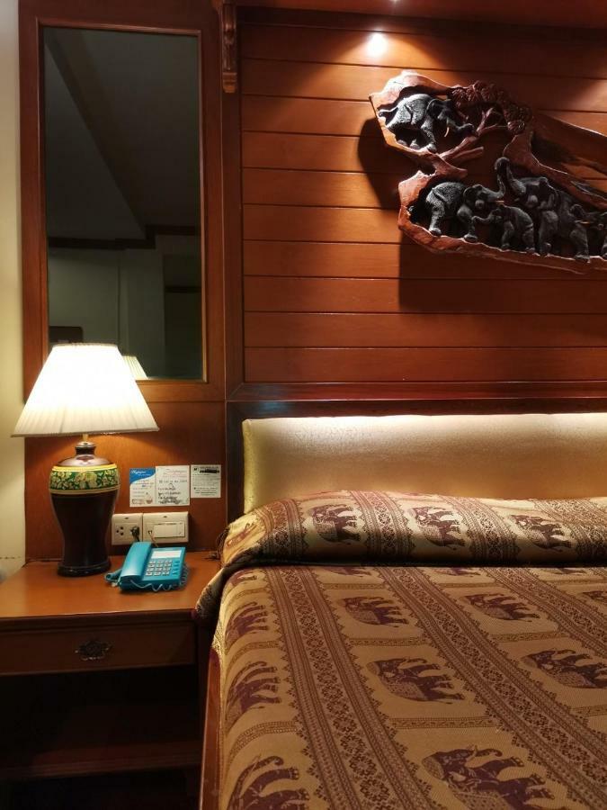 Royal Ivory Sukhumvit Nana Hotel Банкок Екстериор снимка